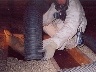 Vermiculite insulation removal in attic - Longueuil