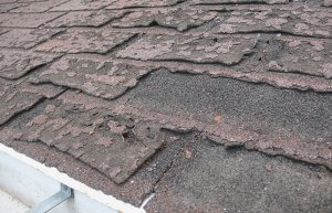 Shingle roof repair in Brossard