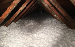 Isolation de l'entre-toit à la laine de fibre de verre