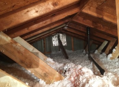 Ajout de laine soufflée à l'isolation du toit