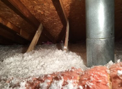 Ajout de laine soufflée à l'isolation de toit (2)