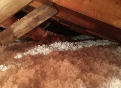 Ajout de laine soufflée à l'isolation de toit (2)