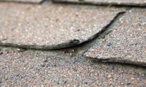 Rénovation de toiture, gondolage bardeaux