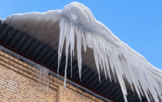Formation de glace et accumulation de neige sur la toiture de maison. Déneigement et Déglaçage de la toiture effectué par nos spécialistes