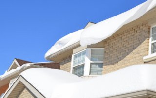 Formation de glace et accumulation de neige sur la toiture de maison. Déneigement et Déglaçage de toiture effectué par nos spécialistes
