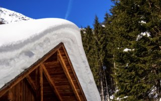 Formation de glace et accumulation de neige sur la toiture de maison. Déneigement et Déglaçage de toiture effectué par nos spécialistes