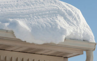 Formation de glace et accumulation de neige sur la toiture de maison. Déneigement et Déglaçage de toiture effectué par nos spécialistes