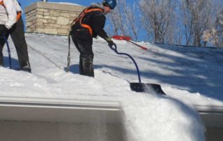 Formation de glace et accumulation de neige sur la toiture de maison. Déneigement et Déglaçage de toiture effectué par nos spécialistes